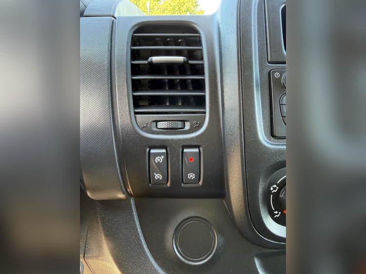 Renault Trafic Furgón 29 L2H1 Energy BluedCi 120cv. foto 23